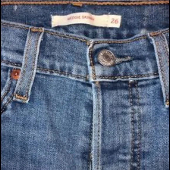 womens 26, Levi’s Wedgie skinny jeans. Distressed with frayed hems. Light wash - Picture 3 of 6